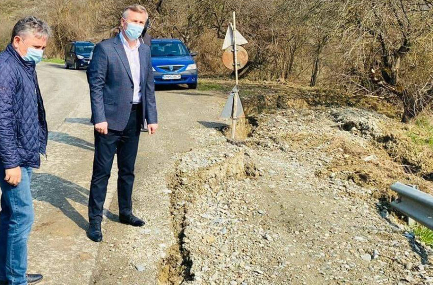  O alunecare de teren a afectat un drum în Braniștea .Prefectul a evaluat situația alături de echipa de constatare a pagubelor