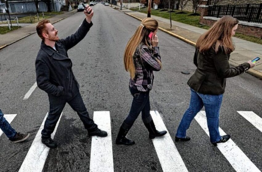 AMENDĂ pentru PIETONII care stau cu ochii în TELEFON când TRAVERSEAZĂ strada