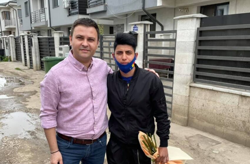  Parlamentarul Daniel Suciu i-a oferit un buchet de flori campioanei europene la haltere , Monica Csengeri