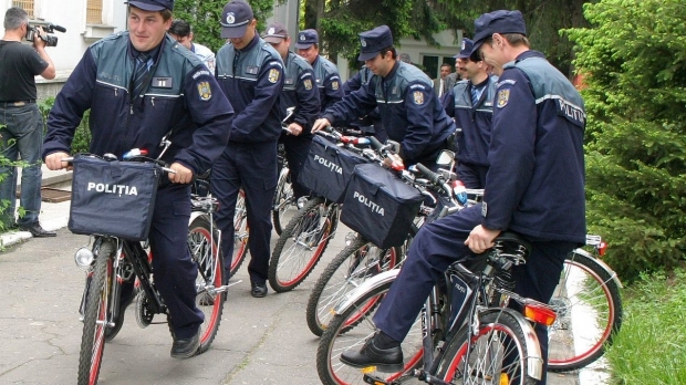  Se poate și la Bistrița  ? Un primar i-a urcat pe polițiștii locali pe biciclete și i-a trimis în patrulare (VIDEO)