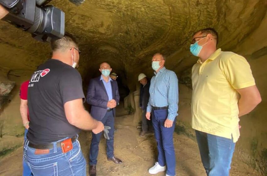  Prefectul Stelian Dolha , în vizita la cripta familiei Bethlen din Chiraleș