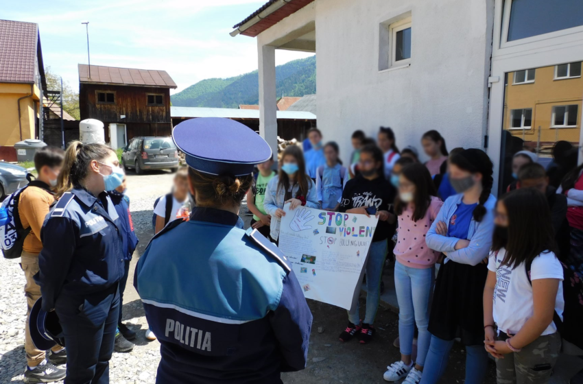  (FOTO) Siguranța elevilor din Sângeorz Băi, în atenția polițiștilor. Activități cu și despre copii