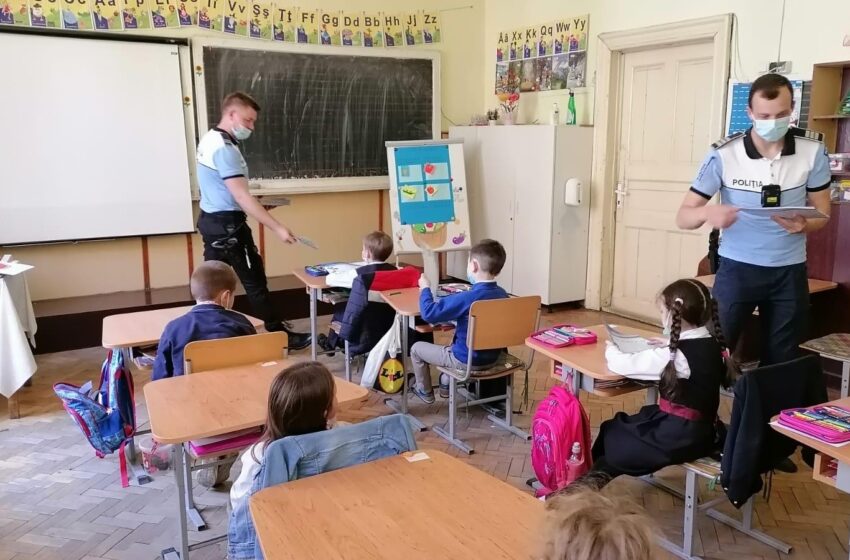  Pregătiți de vacanță? Lecție de educație rutieră, pentru elevii unei școli din Năsăud (FOTO)
