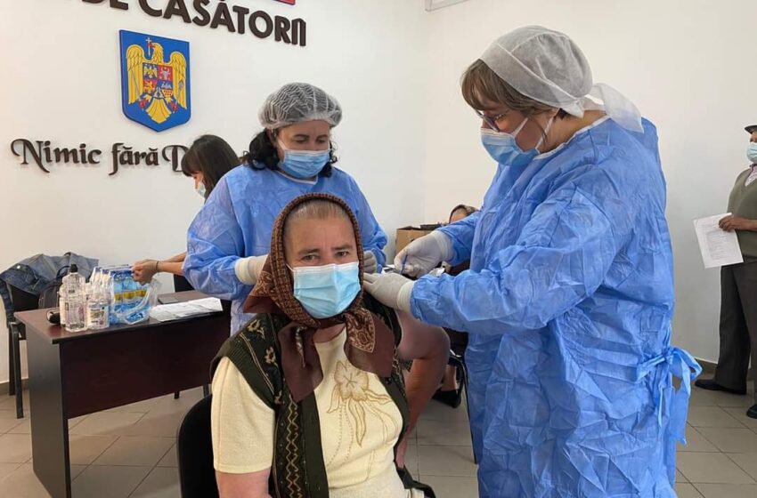  Campania de vaccinare “Orașul merge la sat” continuă. Budelecan Ileana s-a vaccinat la onorabila vârstă de 100 de ani!