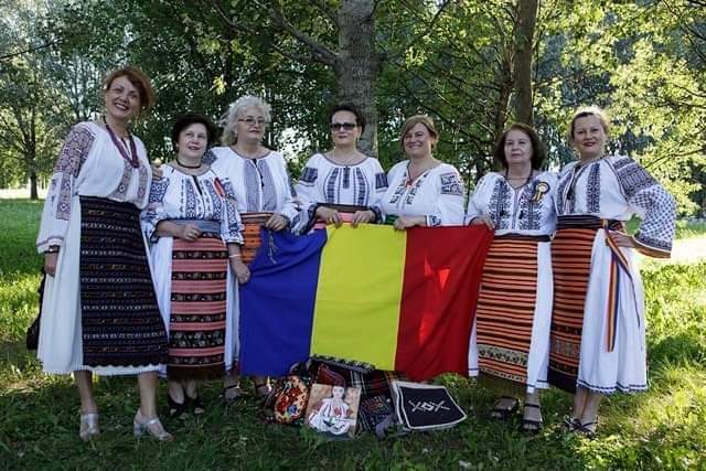  (Foto)Domnica Vrăjmaș de pe Valea Bârgăului îmbracă  fetele cu IE la sărbătorile românești din Torino