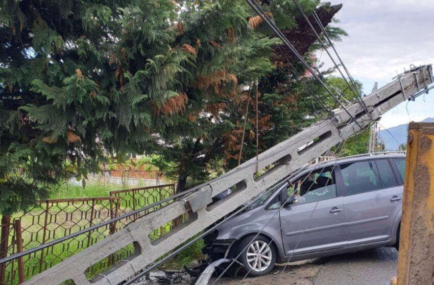  (FOTO) Accident în Mijlocenii Bârgăului. Șoferița a intrat într-un stâlp de electricitate