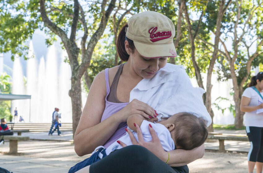  Cei care discriminează femeile care alăptează în public vor putea fi sancționați, iar amenzile ajung până la 2.000 de lei.