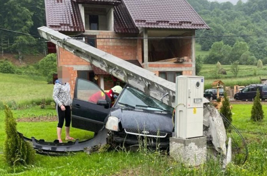  A rupt stâlpul  de electricitate din Poienile Zagrei.Tânăra a fost testată cu aparatul etilotest, rezultatul fiind negativ.