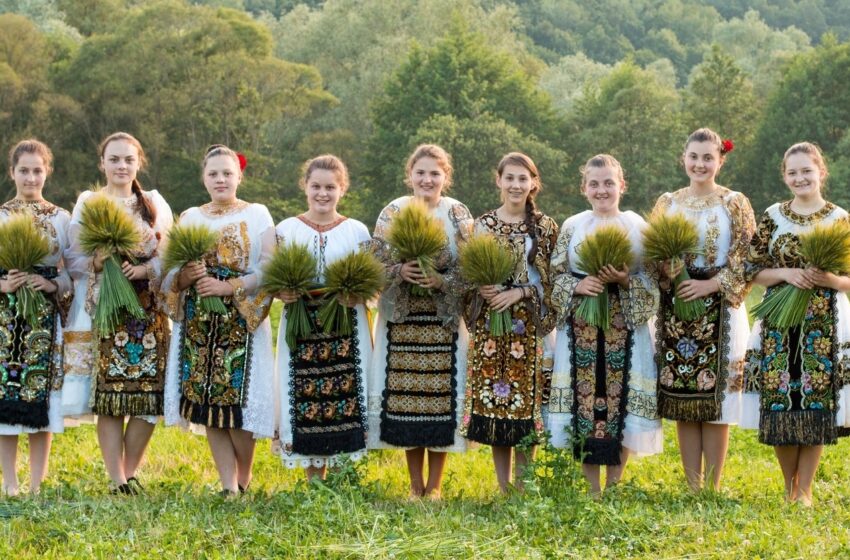  Filmul documentar etnografic „Cununile de Rusalii la Șieuț”! Urmărește producția aici