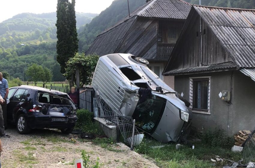  (FOTO) Accident în Salva! O mașină a ajuns în curtea unei case