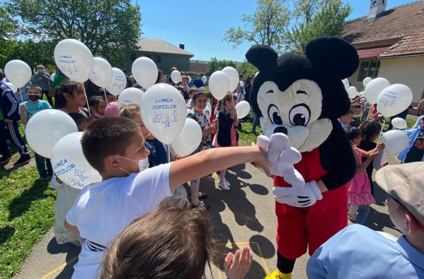  Caravana Copilăriei a ajuns în Viișoara! Animații și picturi pe față pentru cei mici (FOTO)
