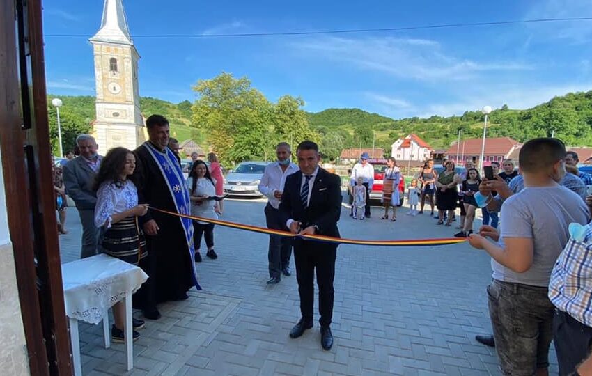 Ioan Turc a tăiat panglica după reabilitarea Căminului Cultural din Slătinița (FOTO)