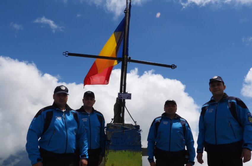  Drapelul Național a ajuns la 2.279 metri altitudine! Jandarmii au sărbătorit ziua cu fast (FOTO)