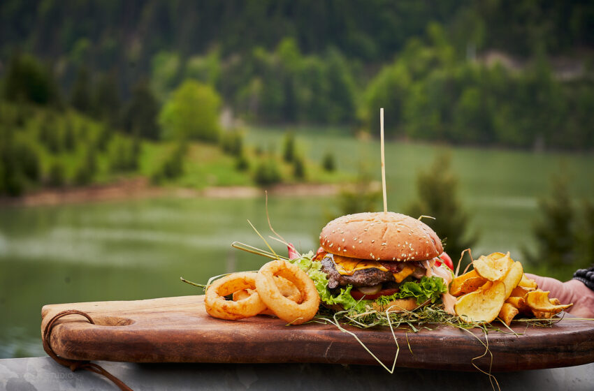  NOU la Colibița! Burgeri ,,ca pe roate”, la noul food truck Yo-Yo Turquoise Burger. Două bistrițence și Chef Paul Siserman au făcut echipă