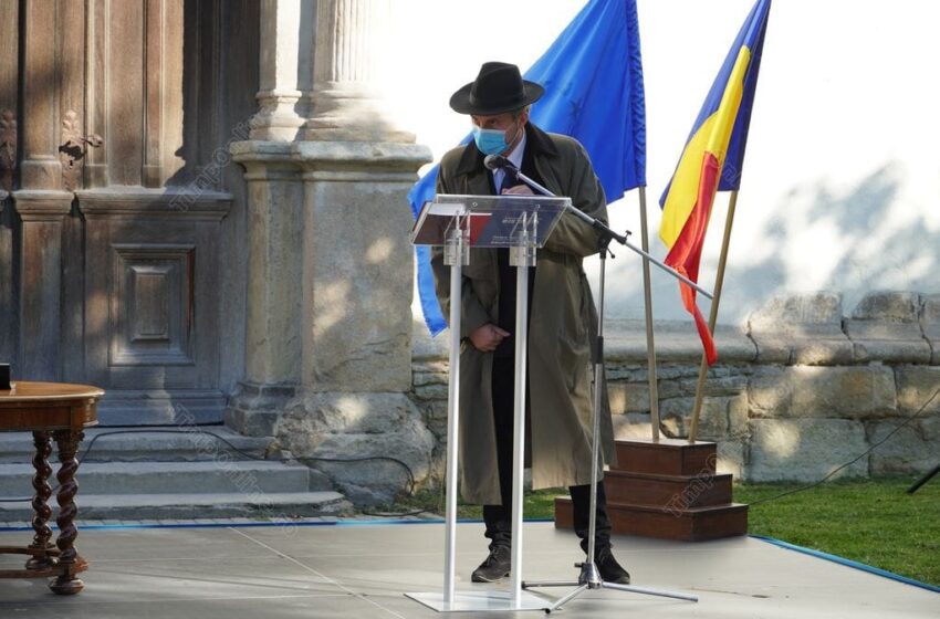  Prof. Florin I.  Bojor : Domnule Ioan Turc, oare pălăria de primar al Bistriţei şi de şef PNL BN nu este prea mare pentru dumneavoastra ?