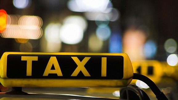  Telefon furat de pe bancheta din spate a unui taxi. Din fericire polițiștii l-au recuperat