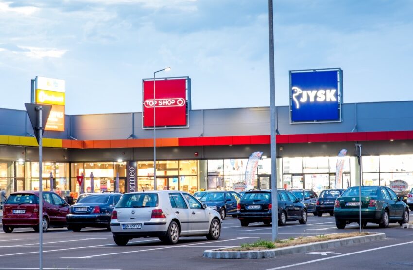  Un tânăr fără permis a produs un accident în parcarea de la mall-ul B1 Retail Park. O șoferița a fost rănită