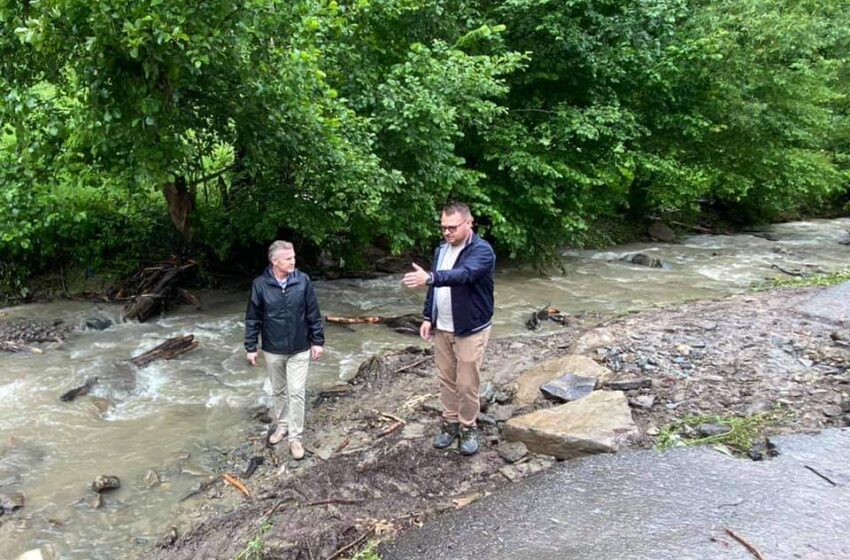 Prefectul Stelian Dolha alături de viceprimarul Rebrei, Daniel Năstuță,  verifică în teren  pagubele produse de fenomenele meteo și hidrologice