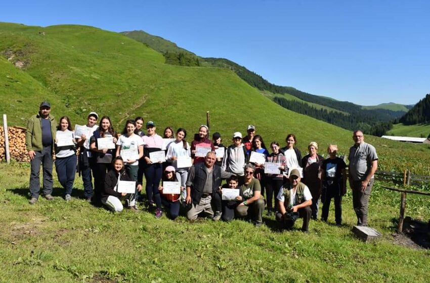  (FOTO) 15 elevi din Sângeorz-Băi au participat în tabăra ”Tineretul la vârf” din Parcul Național Munții Rodnei