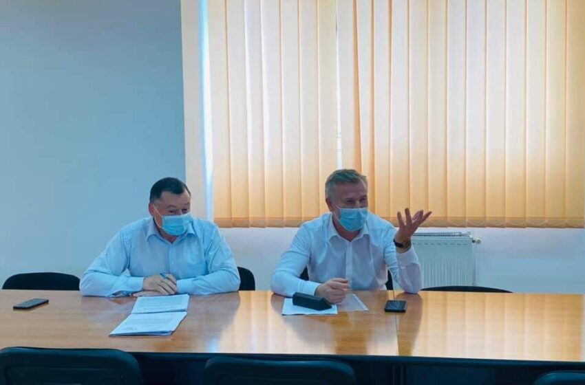  Stelian Dolha, împreună cu medicii veterinari din județ: Prezența tot mai deasă a urșilor în intravilan a fost pusă în discuție