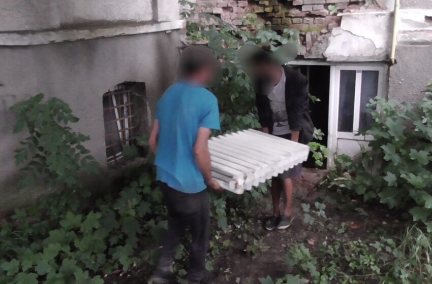  (FOTO) Doi bărbați la furat din clădirea fostei biblioteci județene. Au luat un calorifer și un rezervor pentru boiler