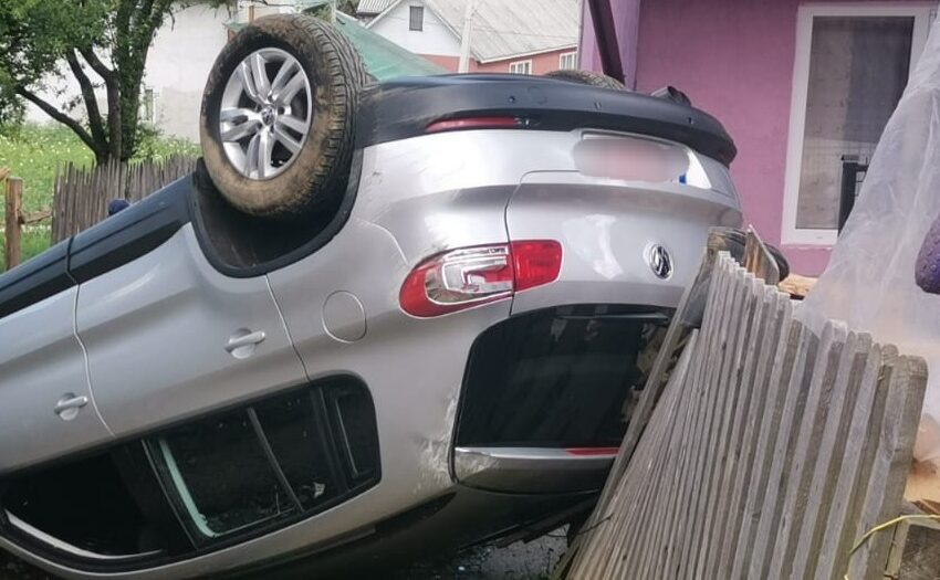  (FOTO) Un autoturism s-a răsturnat în comuna Șanț. Șoferul a fost rănit