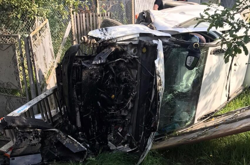 Accident cu o victimă în Bistrița Bârgăului. Șoferul a ajuns cu mașina în curtea unei case