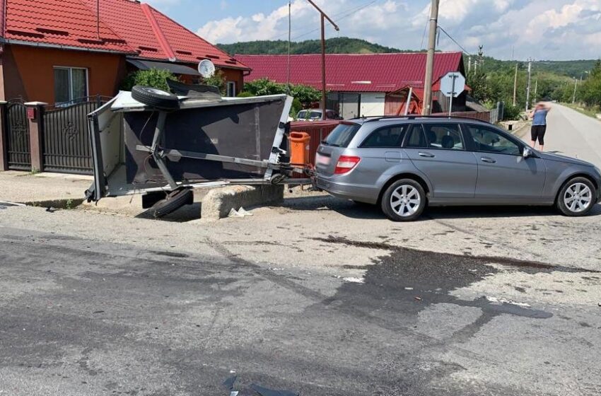 A intrat cu autoutilitara într-o remorcă tractată. Șoferul a ajuns în spital