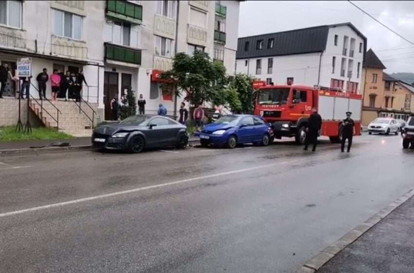  Un autoturism a lovit trei mașini parcate, în Nasaud!
