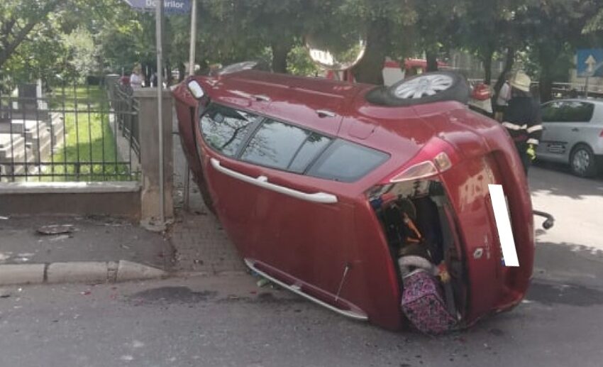  Accident între două șoferițe, pe o stradă din Bistrița. Una dintre mașini s-a răsturnat