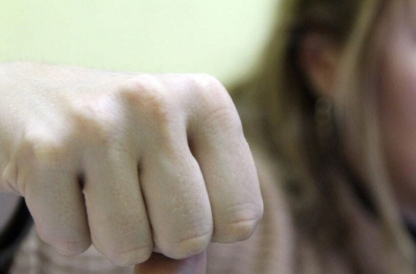  Soacră, soacră, poamă acră. O tânără  s-a ales cu dosar penal după ce și-a bătut viitoarea soacră