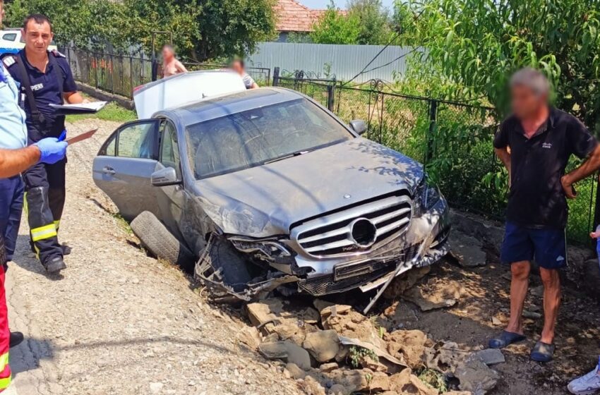  Două autoturisme s-au ciocnit într-o localitate din județ. O pasageră de 23 de ani a fost rănită