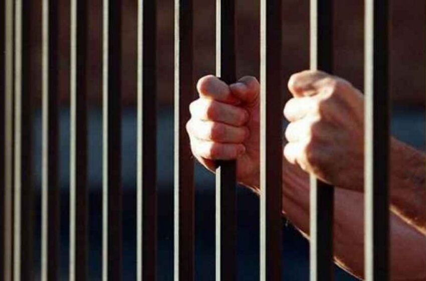  Un bărbat a fost închis după ce și-a amenințat din nou mama și i-a furat telefonul mobil. Acesta rămâne în arest timp de 30 de zile