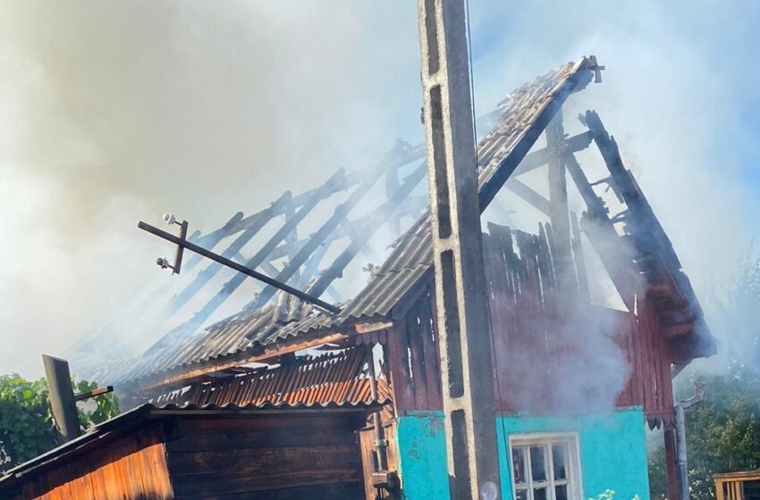  (FOTO) Rusu Bârgăului: O casă a fost mistuită de flăcări! De la ce a pornit încendiul devastator?