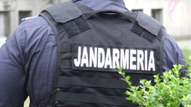  Un bărbat care trebuia să stea în carantină la domiciliu, a fost depistat într-un magazin fără mască. Jandarmii l-au sancționat