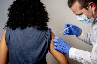  Persoanele care se vaccinează anti-Covid beneficiază de câte o zi liberă plătită pentru fiecare doză. Legea a fost promulgată