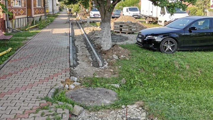  Pistele de biciclete din Viișoara, problematice. Un consilier a semnalat situația prin aplicația ,,iReport Bistrița” (FOTO)