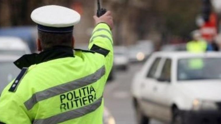  Bărbat depistat în trafic cu numere expirate. Polițiștii l-au ,,cadorisit” cu un dosar penal