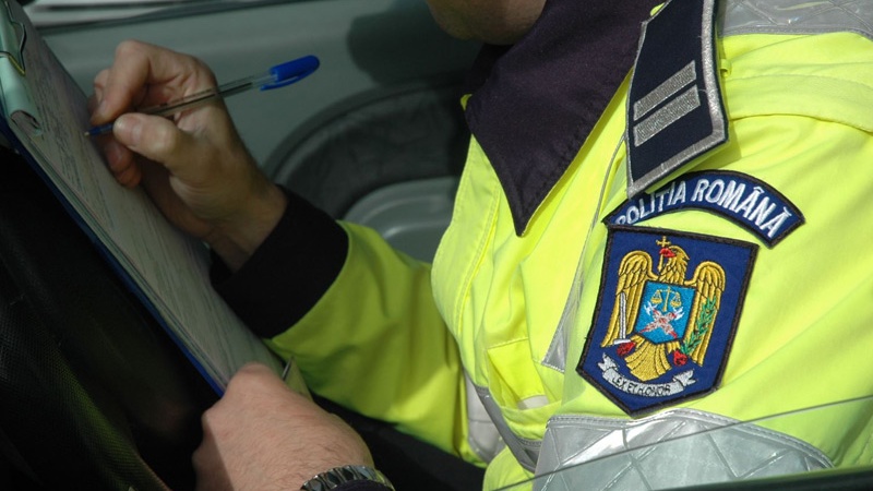  O tânără a fost depistată la volan, fără permis de conducere. Aceasta s-a ales cu dosar penal