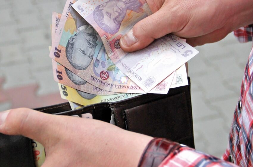  Salariu mediu net a crescut cu 49 de lei în luna iunie! Cele mai mici salarii rămân în domeniul hotelier și restaurante