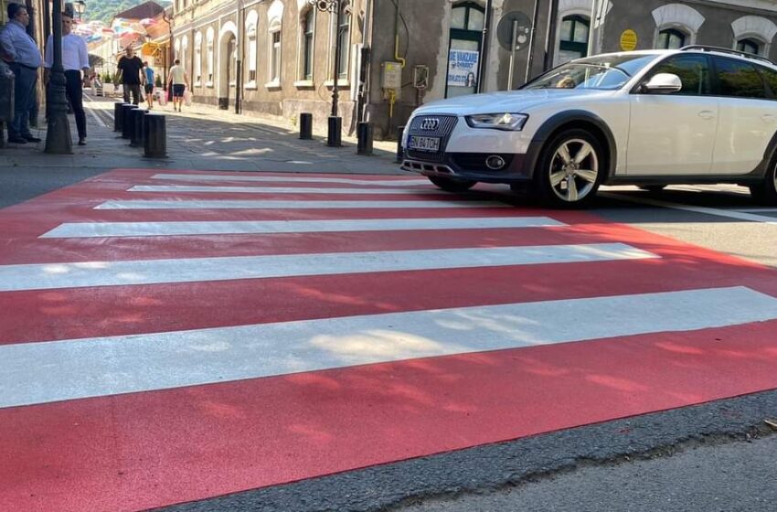  (FOTO) Treceri de pietoni mult mai vizibile în Bistrița. Ioan Turc: Mai estetice, mai sigure!
