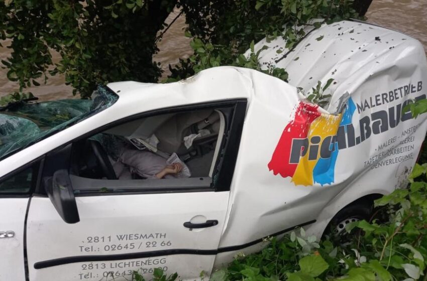  Dimineață tragică: Un tânăr din Sângeorz-Băi a decedat după ce a intrat cu mașina într-un pom de pe malul Someșului