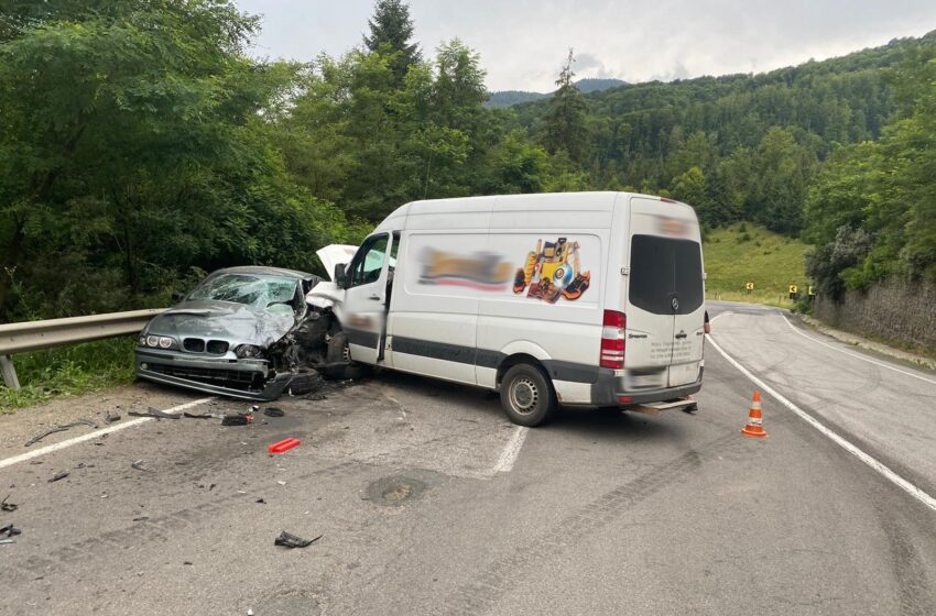  Accident între o autoutilitară și un autoturism în Mureșenii Bârgăului. Șoferul BMW-ului a ajuns în spital