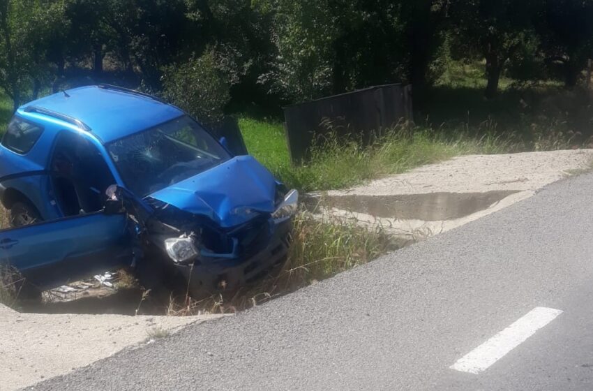  (FOTO) Un autoturism scăpat de sub control, a intrat într-un cap de pod în Rusu Bârgăului. Șoferul a ajuns în spital