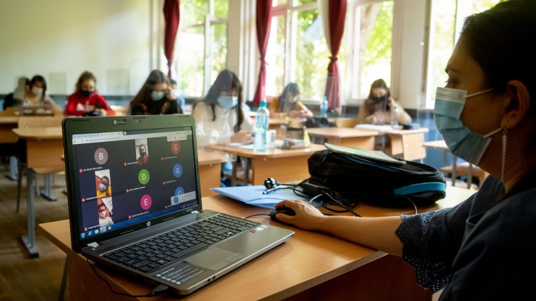  Măștile textile vor fi interzise în școli! Elevii și studenții trebuie să poarte la ore măști de uz medical