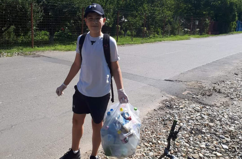  Bravo ! Sătul să vadă doar gunoaie în drumul lui spre casă,un băiețel  din Ghinda a adunat toate gunoaiele  de la podul Jelnei până în Ghinda