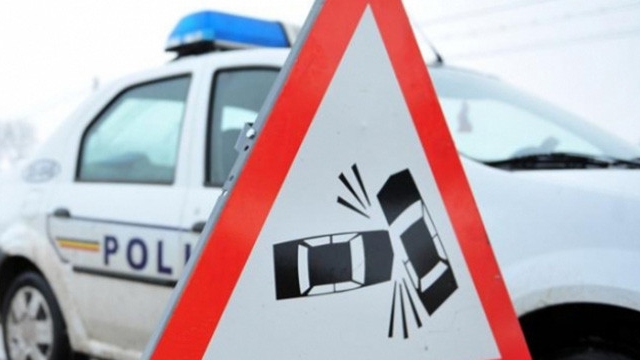  Accident rutier pe strada Ioan Slavici. Un autoturism condus de o șoferiță s-a răsturnat, după ce a colizionat cu un altul parcat