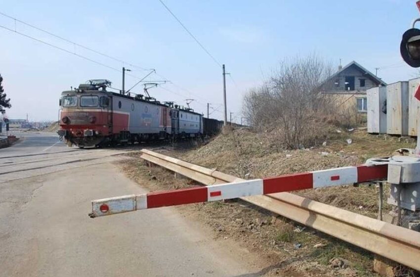 (FOTO) FELDRU: Accident la o trecere de cale ferată! O șoferița a fost lovită de trenul accelerat