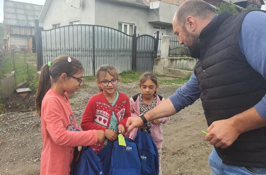  (FOTO) Ionut Simionca : Distribuția ghiozdanelor a început, astăzi în Slătinița!