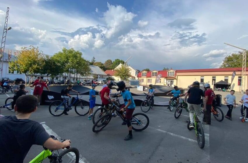  (FOTO) A fost inaugurat pumptrack-ul din Parcul Municipal! Tinerii au luat cu asalt zona